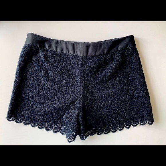 🌟CLUB MONACO Lace Shorts 🌟 - Picture 2 of 3